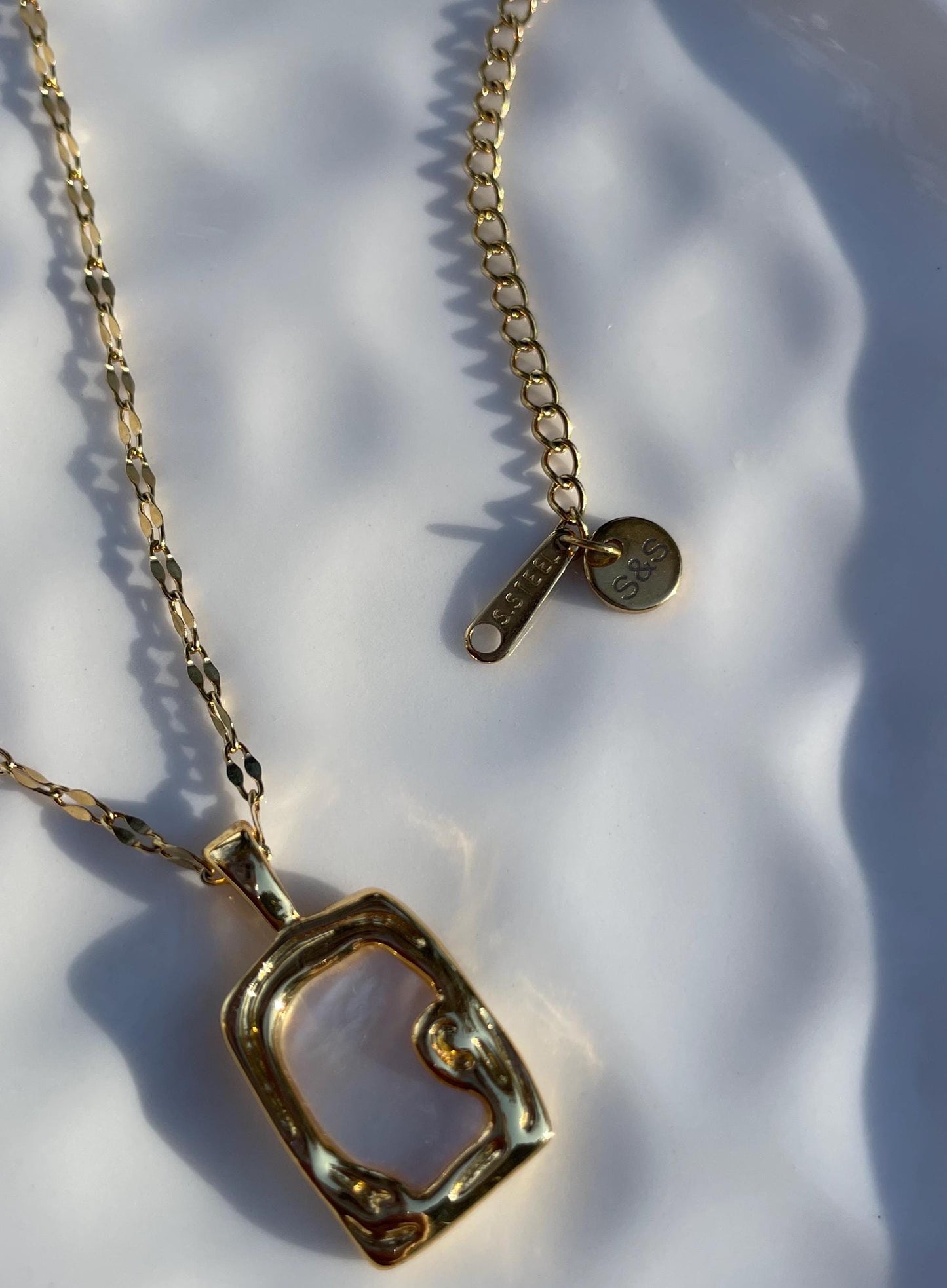18k Gold Plated White Mother of Pearl Necklace - Elegant Shell Pendant Jewelry